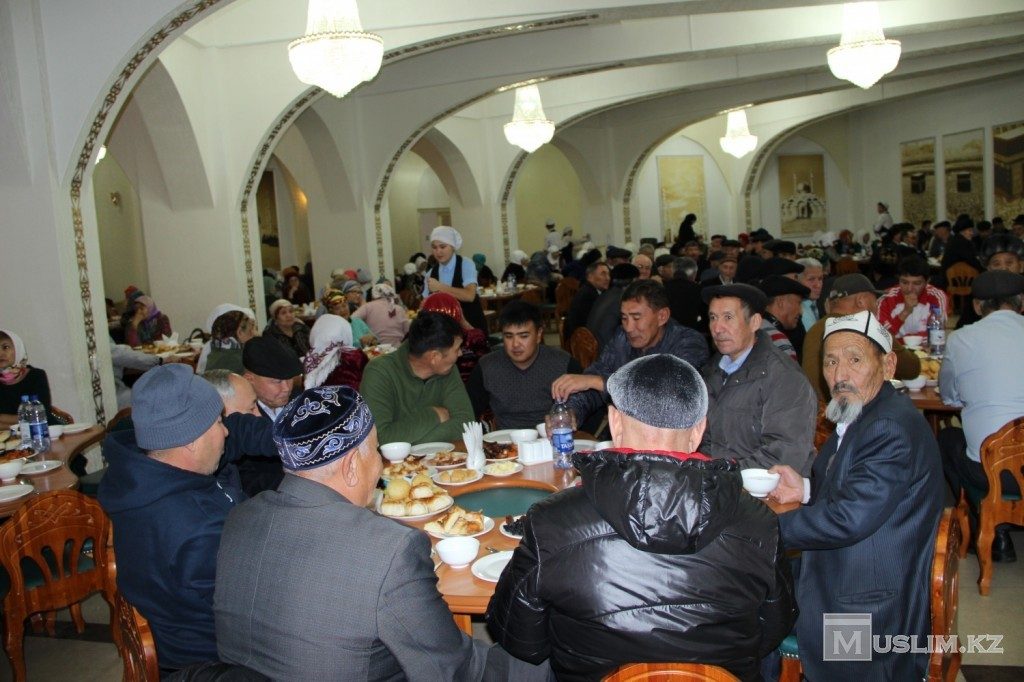 Праздничный стол мечеть Омар Аль Фарук Павлодар