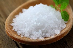Одним из наиболее необходимых для человеческого организма минералов считается каменная соль или галит. Образуется галит исключительно осадочным способом из природных рассолов путем кристаллизации. Довольно часто природная соль осаждается в морских заливах при испарении воды. При общем количестве жителей планеты ежегодное потребление галита составляет около 7-ми миллионов тонн. В некоторых странах соль считается бесценным продуктом.